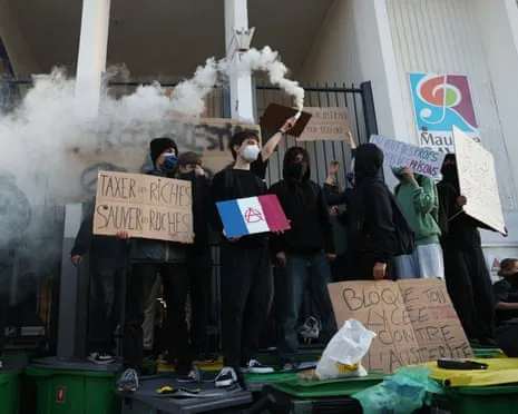 New French Prime Minister Under Mounting Scrutiny as Countrywide Strikes Paralyze Education and Transportation